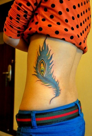 photo de tatouage de plumes bleu taille fille