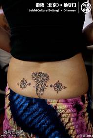 Enkel og smuk tatoveringsmønster til babyelefanter