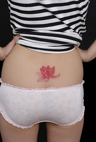 красная татуировка лотоса на сексуальной спине