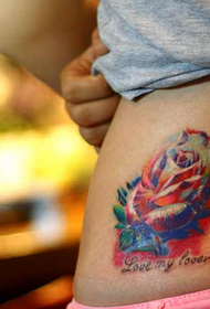tatuaggio rosa con resa cromatica