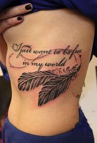 Angol szó és toll mellkasi tetoválás