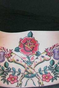 Valani miyendo yayitali zidendene ndi tattoo ya Rose