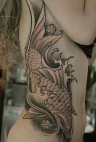 coaste de talie femelă pe tatuaj de calmar gri negru