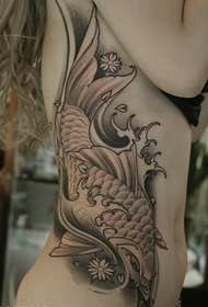 costole di vita femminile sul tatuaggio di calamari grigio nero