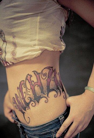 skaistums seksīga tievā jostasvietā uz gotiskā tetovējuma modeļa