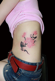 красивая сторона талии красивый цветочный узор татуировки