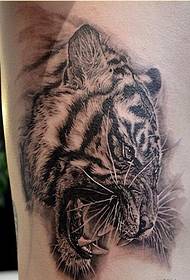 sisi pinggang mendominasi gambar pola tato harimau abu-abu hitam