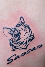 Totem kattunge bak midjen og tatovering i engelsk bokstav