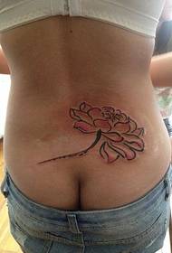 женски модел татуировка на лотос на гърба на талията