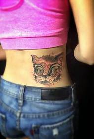 tatuaggio della ragazza sulla vita della ragazza
