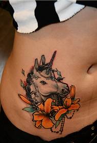 kvinnlig midja personlighet snygg färg enhörning tatuering bild