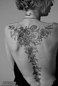 immagine in bianco e nero modello di tatuaggio fiore vite