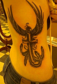 tatuaggio croce fenice femmina in vita