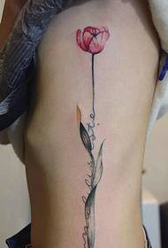 длинное красивое тату с цветком на талии
