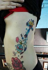 Λεπτή μέση της οσφυϊκής πλευράς του τοτέμ του γυναικείου τατουάζ