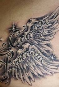 tendenza della moda del tatuaggio ala vita