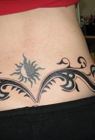 Модел на тетоважа на задниот дел од сонцето од половината