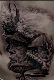 un'immagine elegante del modello del tatuaggio del samurai della vita laterale di personalità