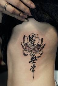 sexig kvinna sidan midja snygg lotus tatuering bild
