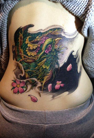 Donna La famosa immagine del tatuaggio fenice avanguardista sul retro della vita