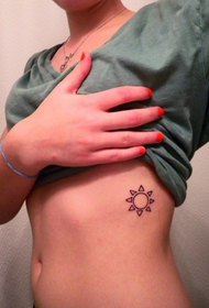 tatuaxe tótem solar de cintura feminina