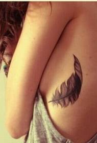 foto raccomandata del modello sexy del tatuaggio della piuma della vita laterale femminile