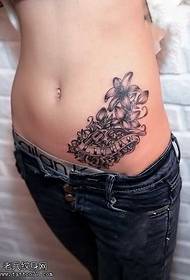 Svelta talio nigra griza floro tatuaje ŝablono