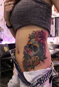 cintura del costat femenina de bon aspecte de tatuatge de crani de rosa