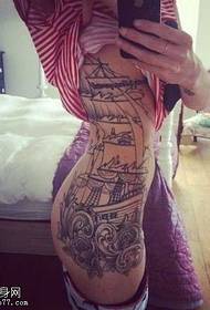腰の女性のファッションの大きな船のタトゥーパターン