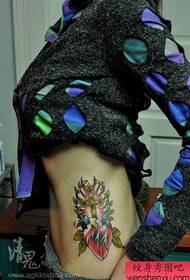 vackra sido midja vackert populära kors hjärta tatuering mönster