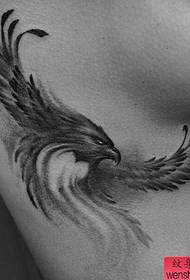 un patrón de tatuaxe de aguia de cintura lateral
