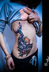 талия синий удивительный рисунок татуировки кита