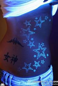 v páse päťbodová hviezda neviditeľná fluoreskujúca tetovacia šablóna