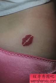 Imagen de muestra de tatuaje recomendada Patrón de tatuaje de labio en la cintura de una mujer