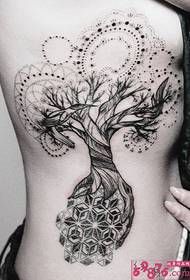 image de tatouage créatif taille sexy arbre de vie