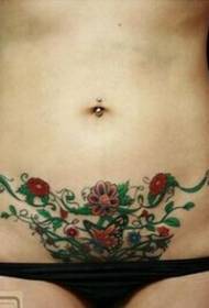 sarkanas biksītes seksīga meitene viduklis skaista zieda tauriņa tetovējuma attēls