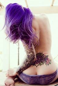 een vrouw in de taille kleur bloem totem tattoo werk foto