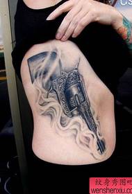 девојка струка класични згодан узорак тетоважа пиштоља