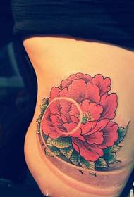 foto tradizionale del tatuaggio con vita laterale di peonia rossa