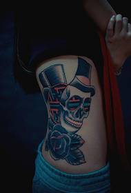 Immagine creativa del tatuaggio del cranio del cranio