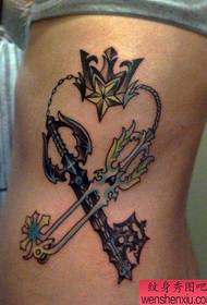 ljepota bočni struk prekrasan uzorak tetovaže ključ snijega