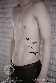 Extrémne jednoduchý vzor tetovania husí v páse
