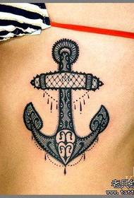 la figura del tatuaggio ha raccomandato l'ancoraggio della vita laterale di una donna