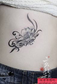 jostasvietā skaists melns pelēks lotosa tetovējums