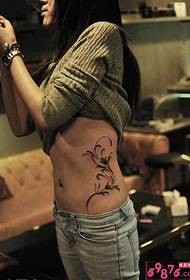Immagine tatuaggio linea fiore vita