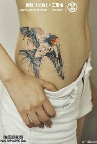 Ang mga pambabae sa gilid ng baywang kulay tinta hummingbird tattoo ay gumagana
