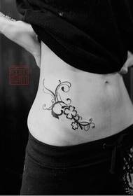 bella ragazza in vita bella immagine del modello del tatuaggio della vite del fiore