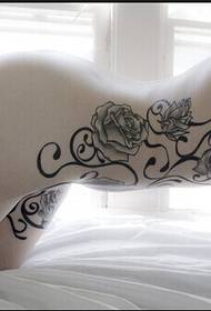 소녀 섹시한 몸 허리 아름다운 아름다운 장미 덩굴 문신 사진