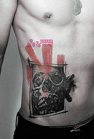 foto di tatuaggio da ragazzo con teschio retrò in vita