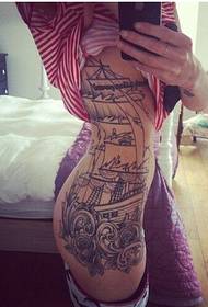 секси женска талия мода добре изглеждащ голям кораб татуировка снимка